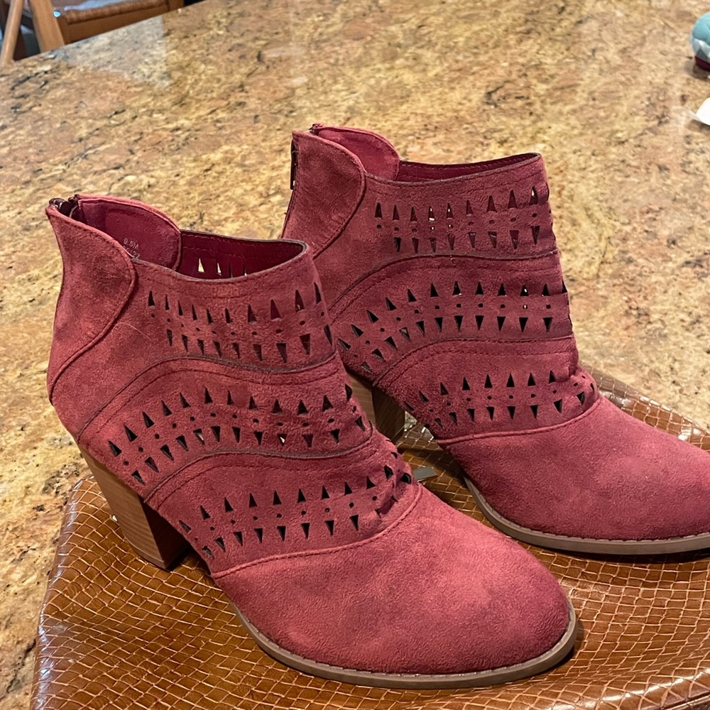 Diba burgundy bootie size 9.5